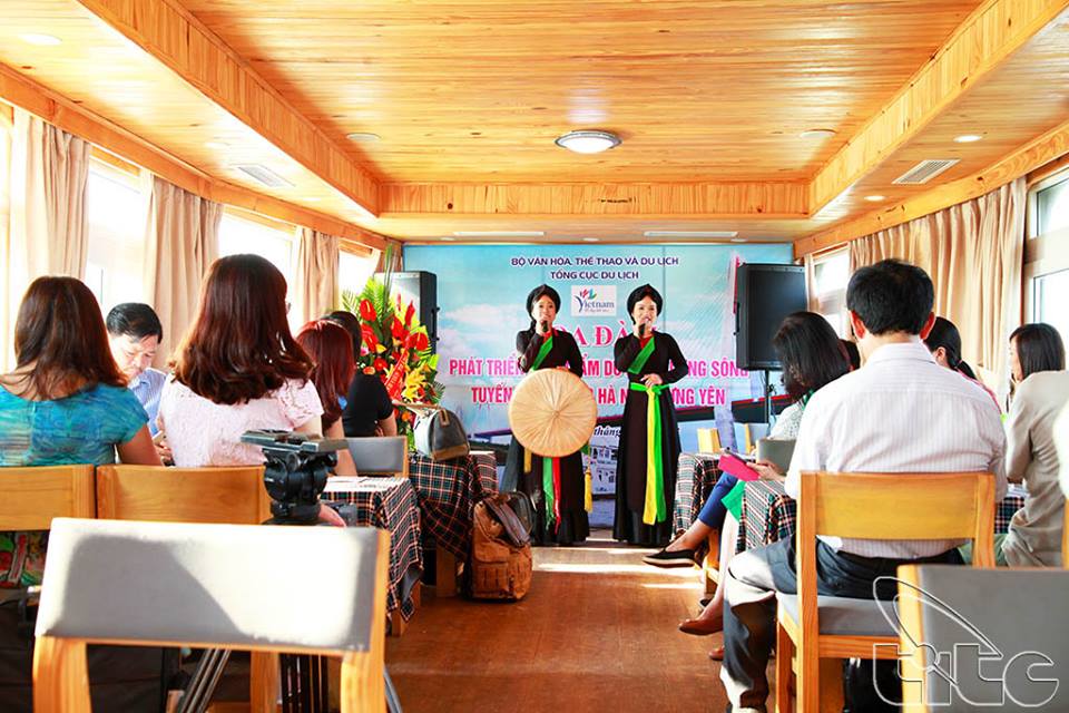 Sông Hồng mùa thu-Dịu êm giữa lòng thành phố